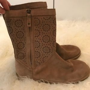 Thin zip up uggs with design